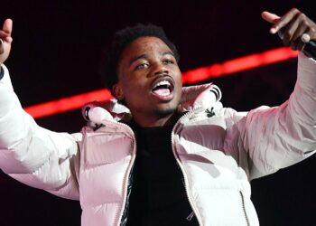 Roddy Ricch checks paparazzi filmed him putting car seat in his car